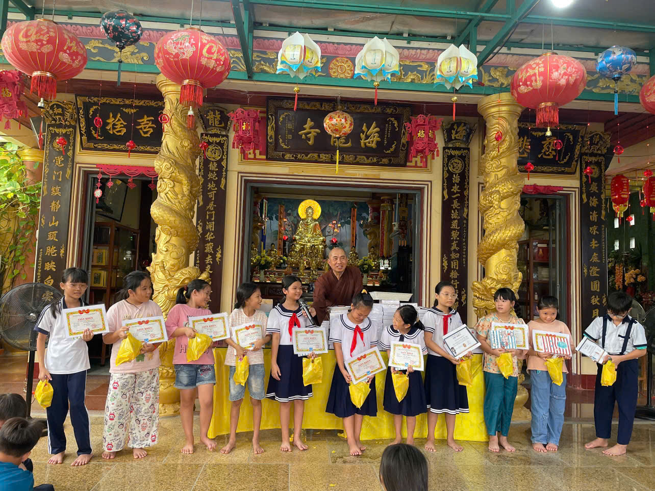 Chùa Hải Long phường Quy Nhơn phát quà từ thiện mùa Vu Lan